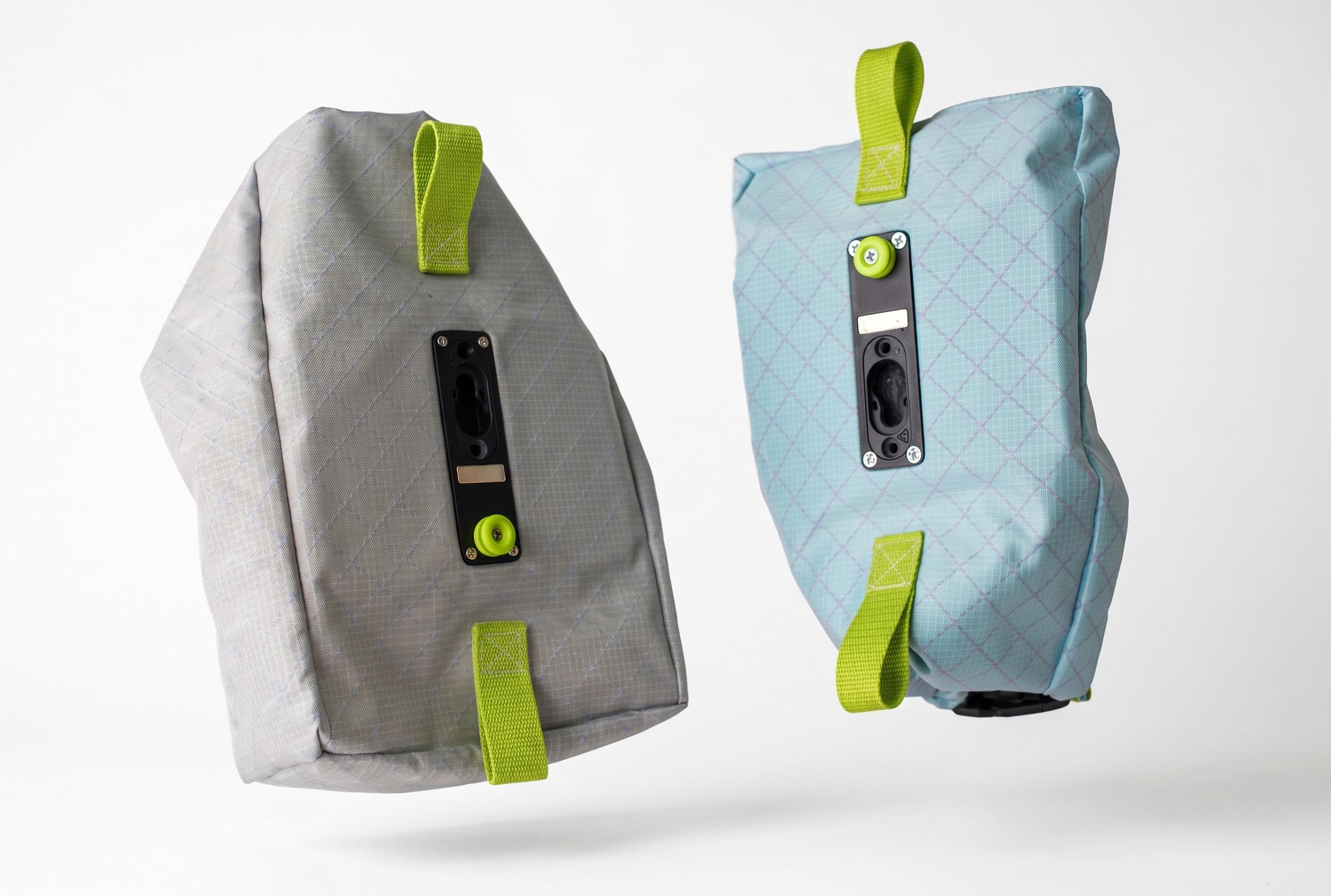 The bag uses an internal structural plate that gives it a crisp, stable shape while keeping weight low. By relying on this integrated support, it eliminates the need for an aluminium fork cage and avoids the usual mess of straps and buckles that make other setups bulky and frustrating to handle.