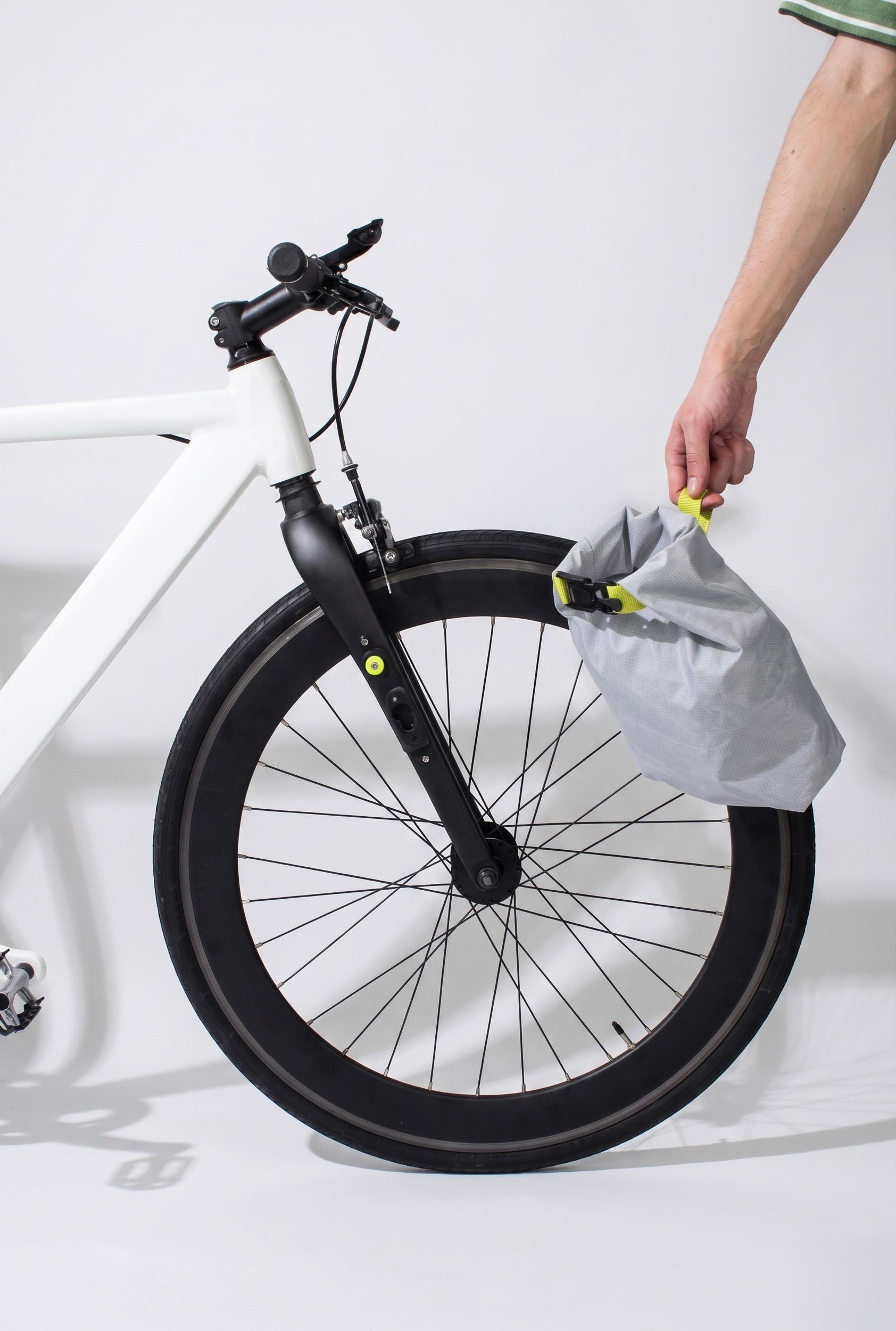 The mounting system uses magnetic assistance to glide the bag into perfect position on the fork, removing any need for force or fine alignment. Once in place, the rider simply pulls the straps down to lock it, creating a fully secure connection that stays solid no matter the terrain.